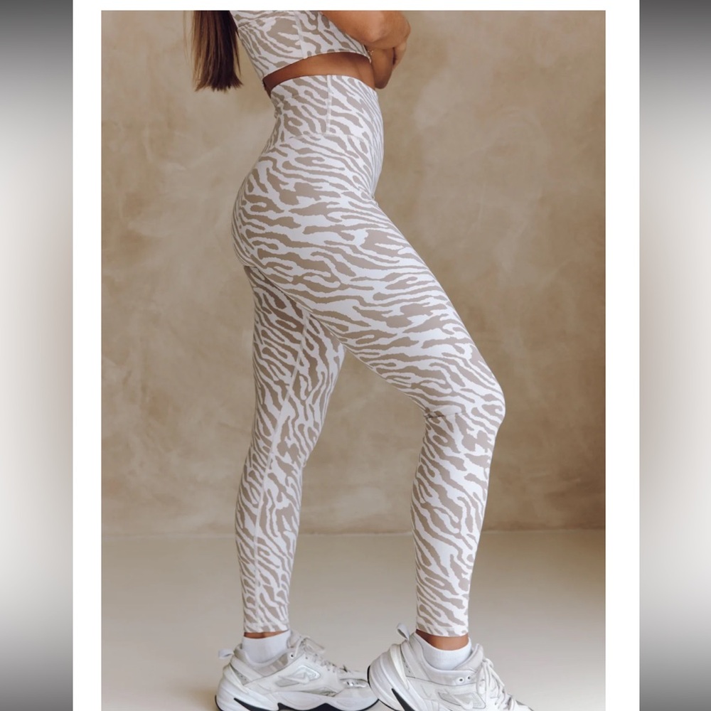NWT Astoria Balance Zebra Print Leggings